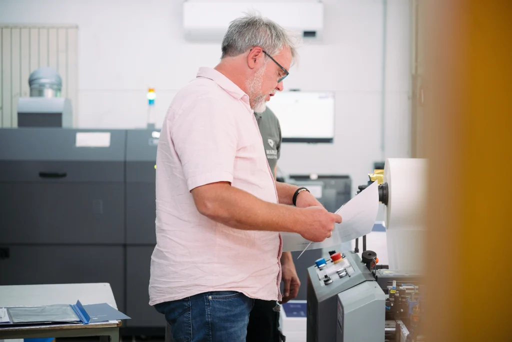 Digitaldruck bei WARLICH DRUCK in Grafschaft – Qualitätskontrolle am Produktionssystem