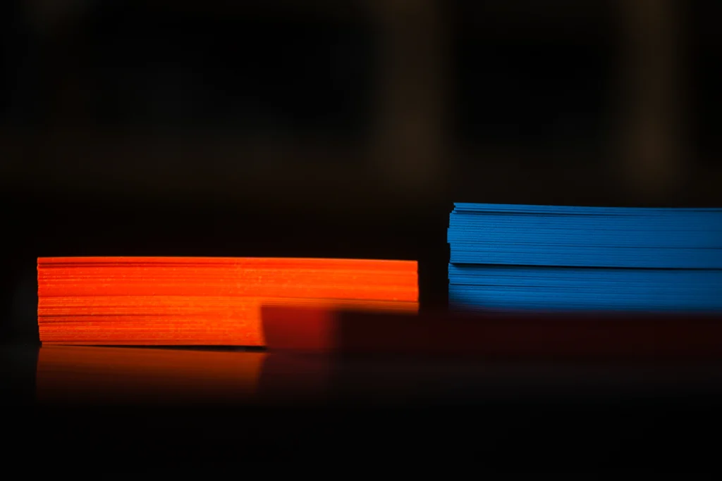 Kartonagen deren Ränder blau und rot eingefärbt sind.