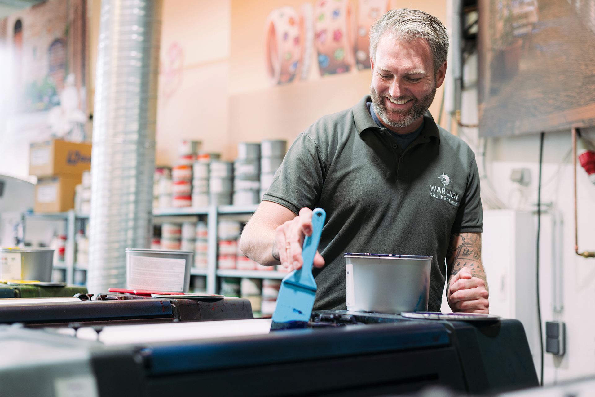 Gelernter Drucker an der Druckmaschine der WARLICH DRUCK RheinAhr.