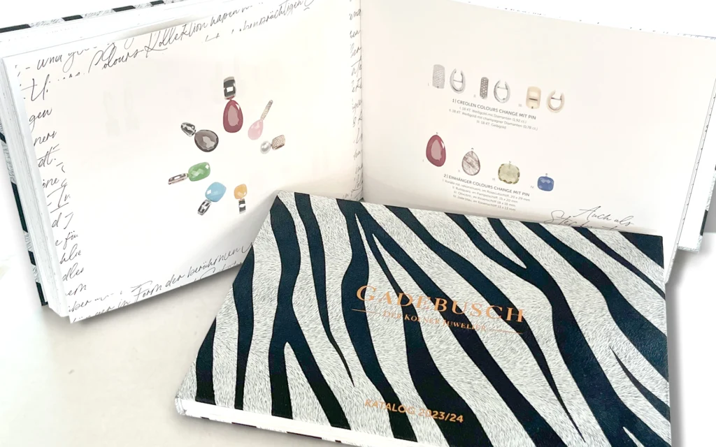 Innenseiten des Schmuckkatalogs mit Umschlag ind „Zebra-Optik“.