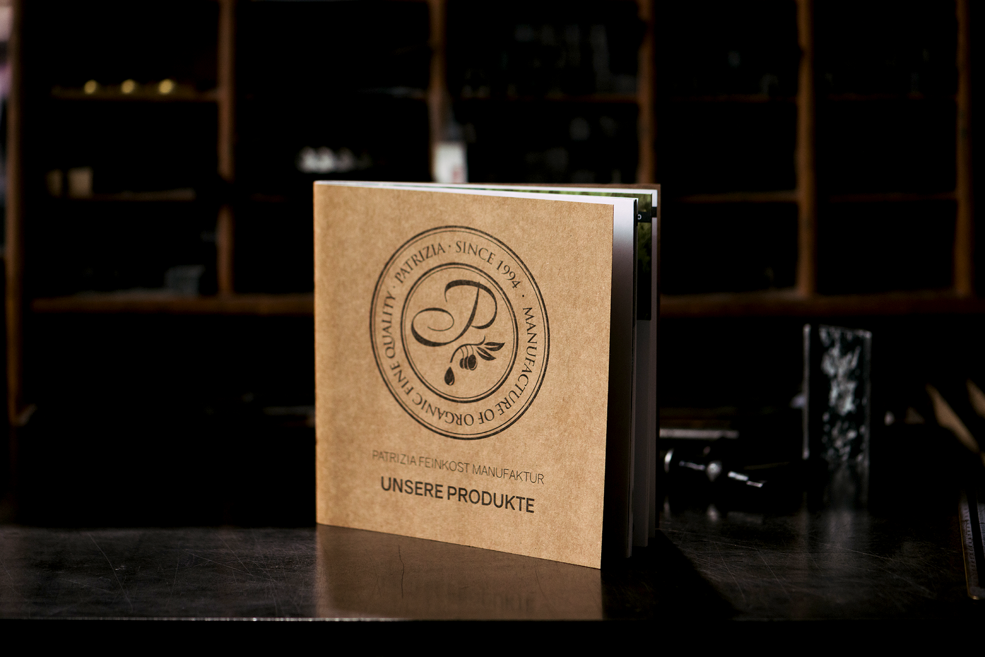 Schwarz bedruckter Kraftkarton