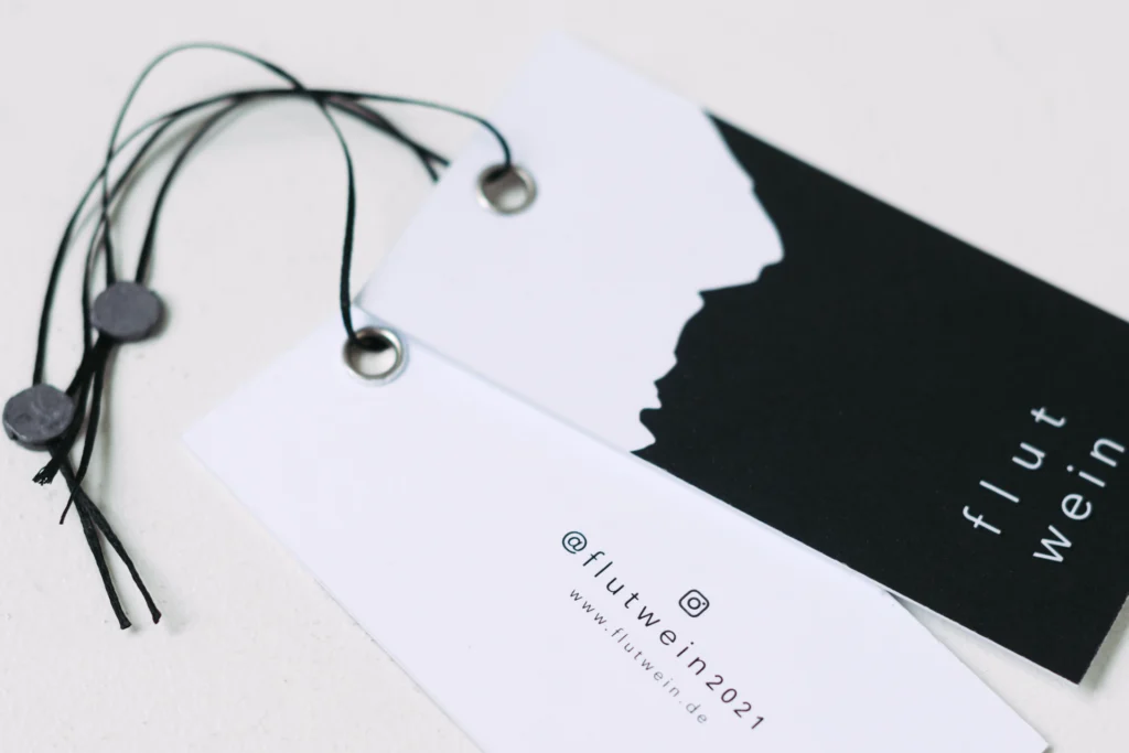 Flutwein-Hang Tags schwarz und weiss mit schwarzer Kordel.