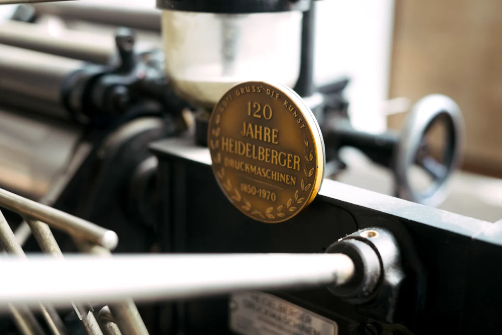 Heidelberger Tiegel mit Jubiläumsplakette – 120 Jahre Heidelberger Druckmaschinen.