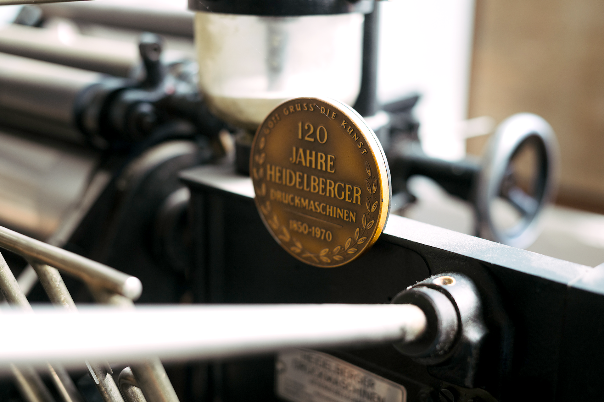 Heidelberger Tiegel mit Jubiläumsplakette – 120 Jahre Heidelberger Druckmaschinen.“