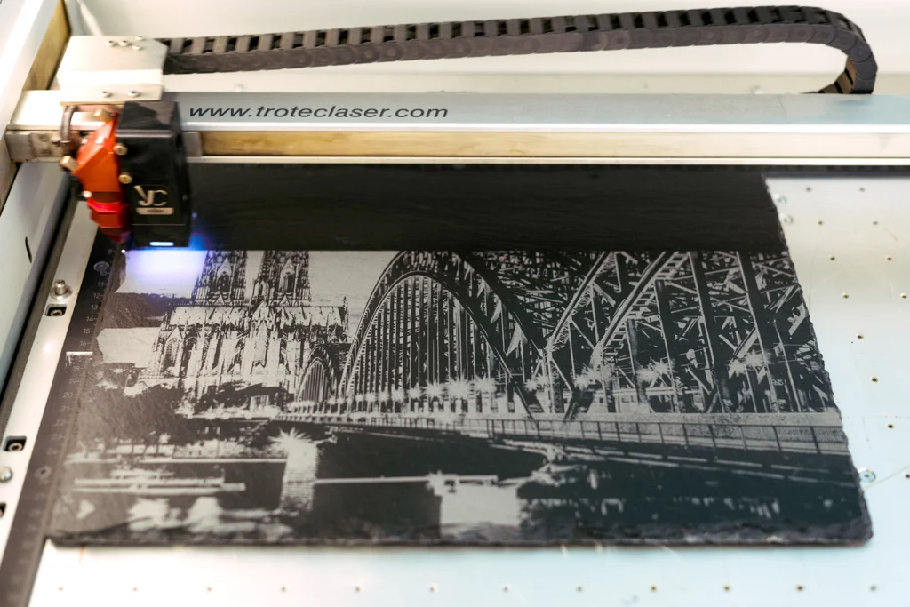 Der Trotec Laser im Einsatz bei der Gravur auf Schiefer.
