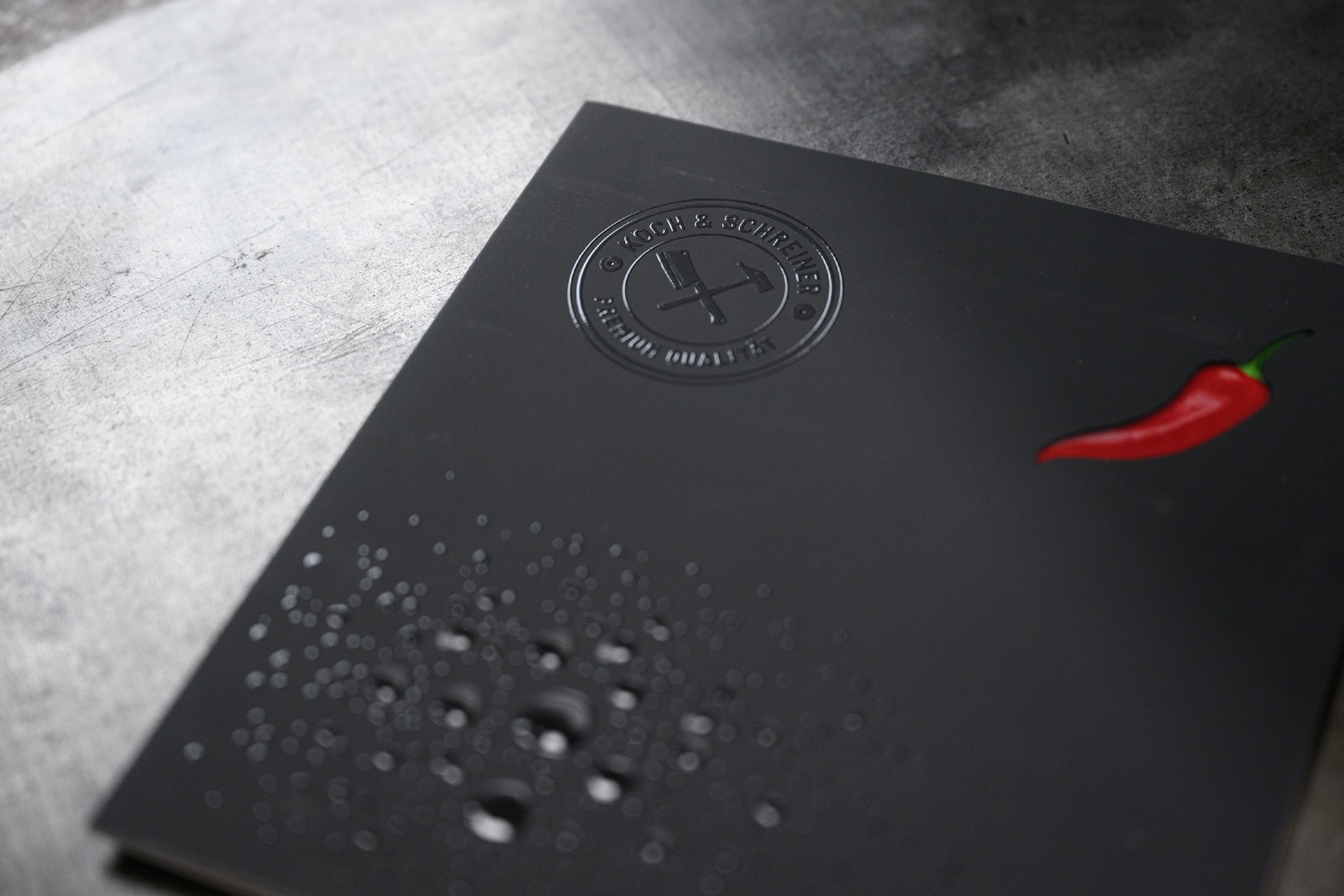 Titel der Imagebroschüre mit Relieflackierung des Logos „Koch & Schreiner“.