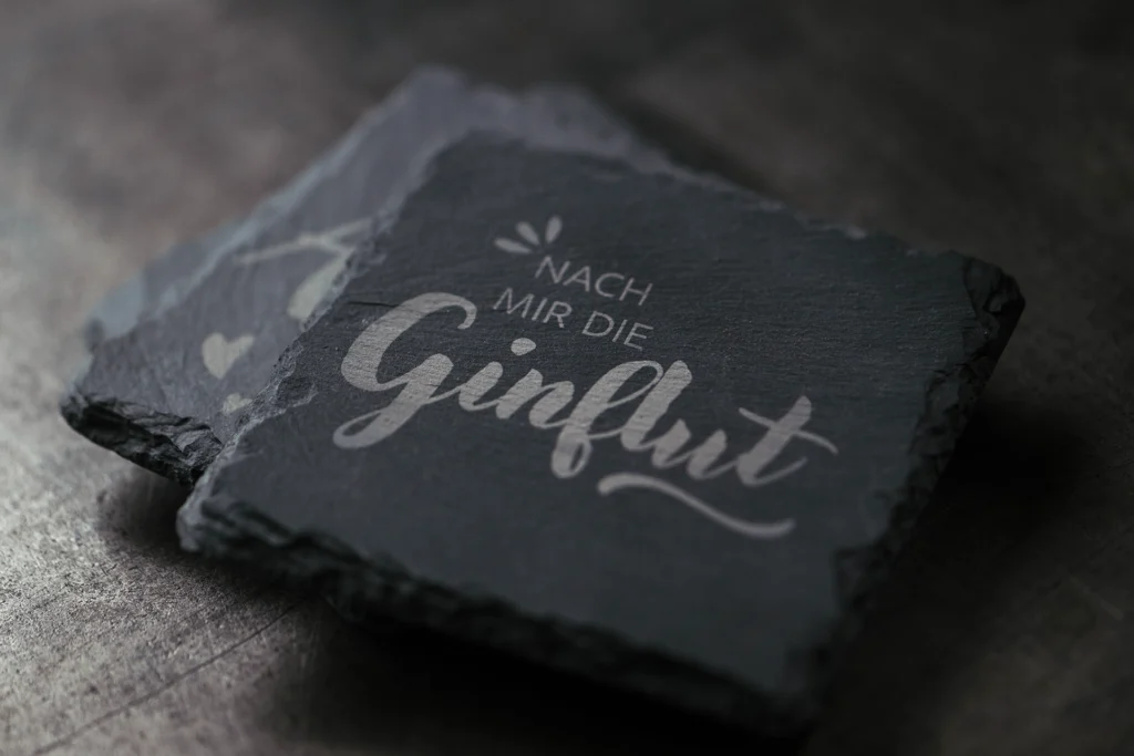 Schieferplatte mit dem Schriftzug „Nach mir die Ginflut“.