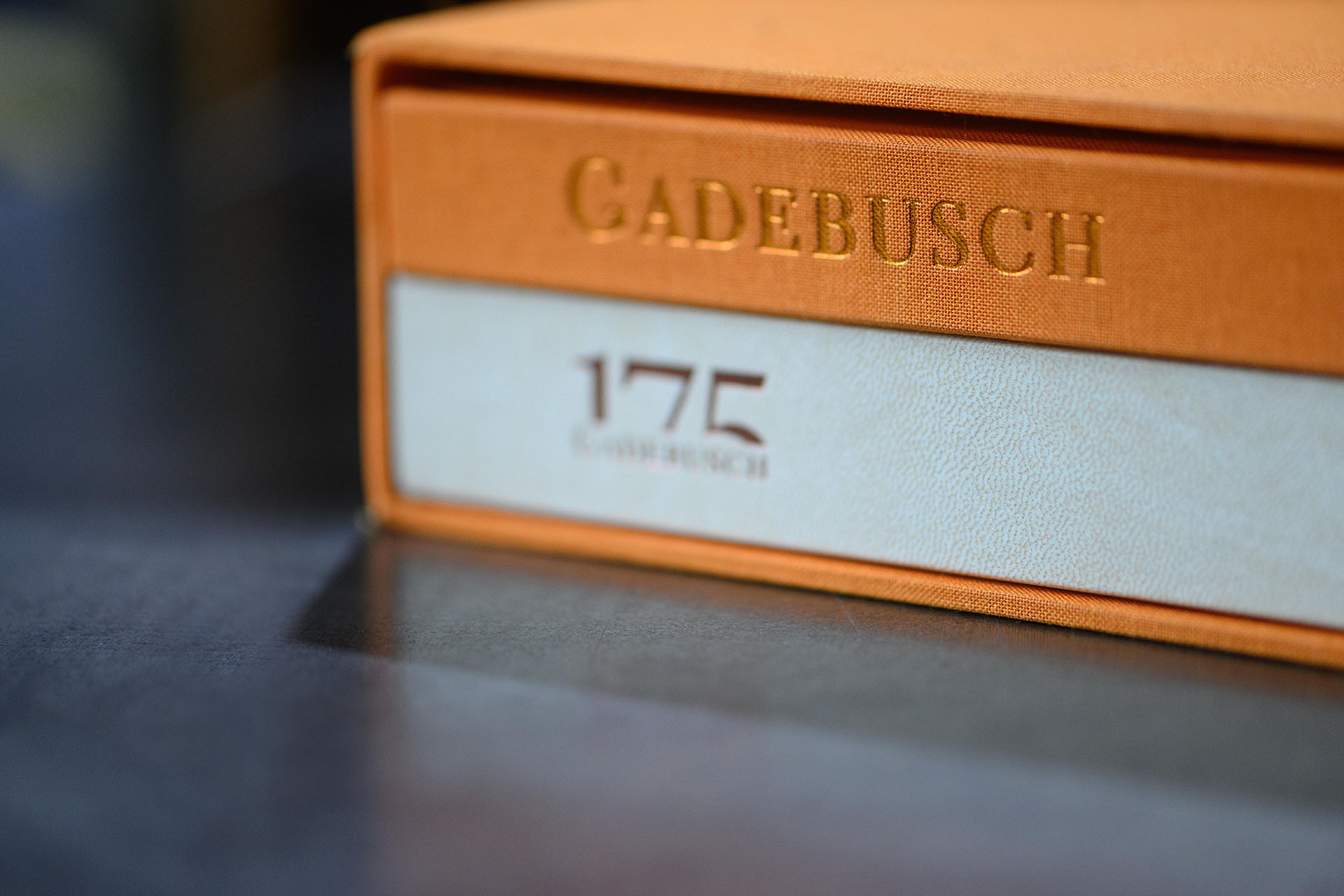 Zwei hochwertige Bücher im Schuber mit Leineneinband.