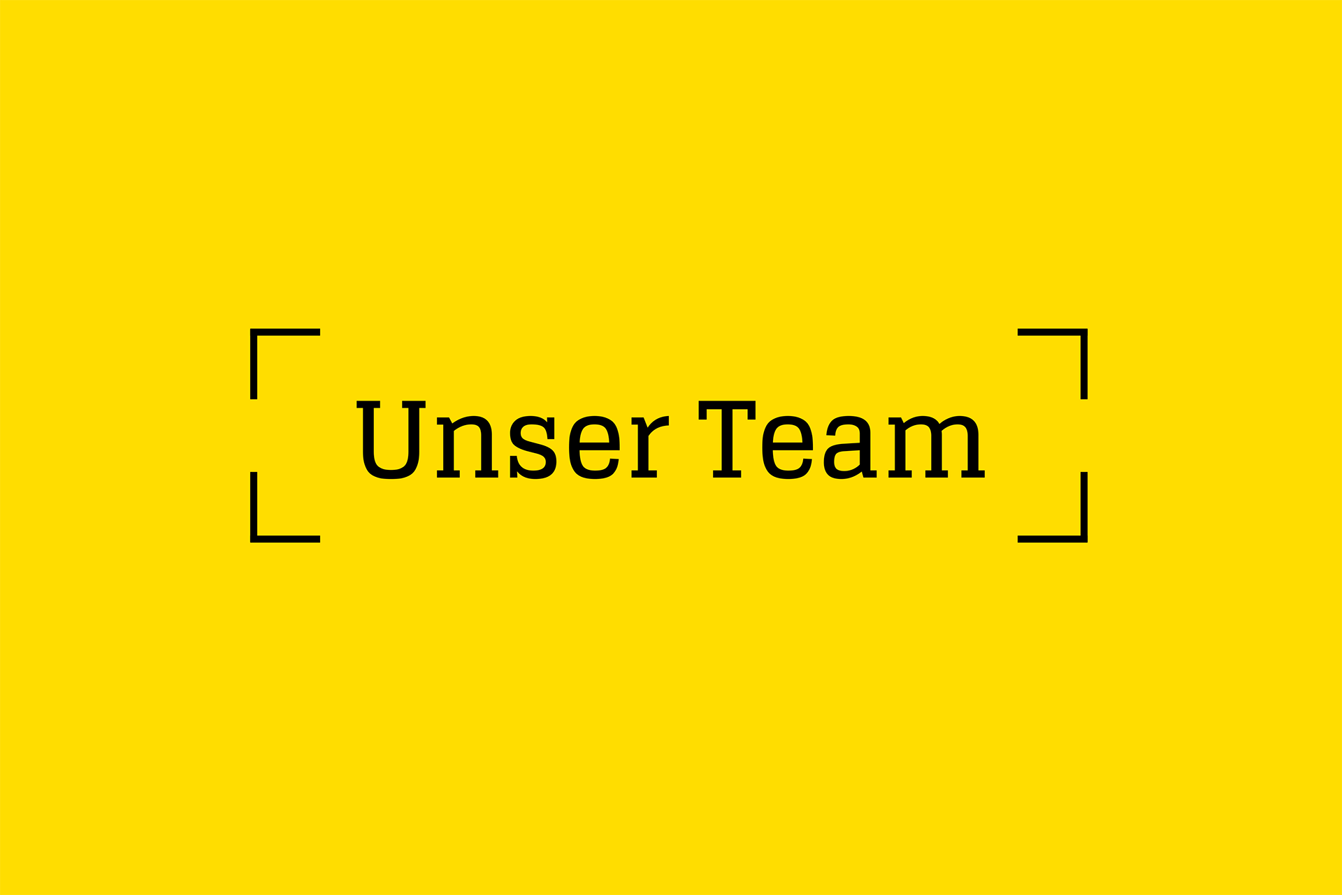 Schwarzer Schriftzug „Unser Team“ auf gelbem Hintergrund.